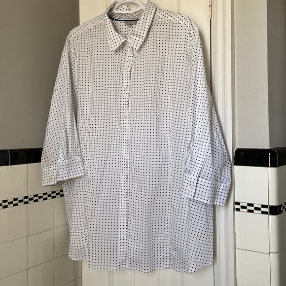 26/28 Avenue Dotted Print Button Up Blouse with 3/4 Sleeve and Shirttail Hem - Picture 8 of 17